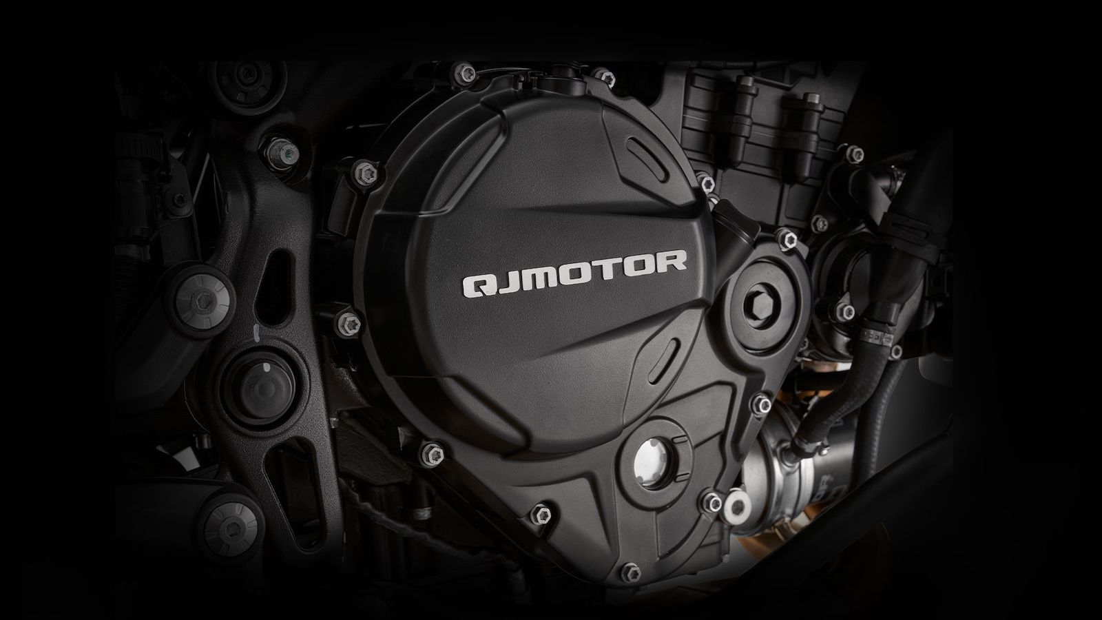 Το QJMOTOR SRT 900 SX βασίζεται σε έναν δικύλινδρο εν σειρά, υγρόψυκτο κινητήρα 904 κυβικών εκατοστών με διπλό εκκεντροφόρο επικεφαλής (DOHC) και απόδ