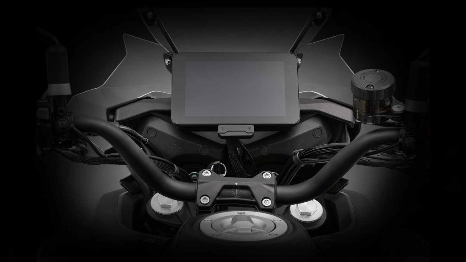 Το μοντέλο εξοπλίζεται με έγχρωμη TFT οθόνη 7 ιντσών, η οποία υποστηρίζει συνδεσιμότητα Bluetooth και Wi-Fi, έχει δυνατότητα mirroring, αλλά και ενσωμ