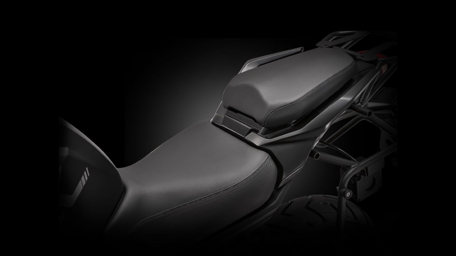 Η βασική έκδοση του SRT 900 SX είναι ήδη πλούσια, περιλαμβάνοντας θερμαινόμενα γκριπ και σέλα, κάμερα καταγραφής με Wi-Fi, ρυθμιζόμενες μανέτες, σύστη