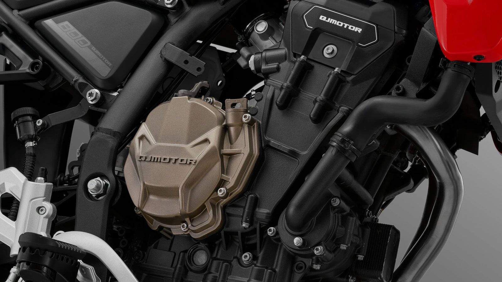 Στην καρδιά της μοτοσυκλέτας βρίσκεται ο δικύλινδρος εν σειρά κινητήρας 799cc, ο οποίος αποδίδει 99,3 ίππους στις 9.000 σ.α.λ. και συνεργάζεται με κιβ