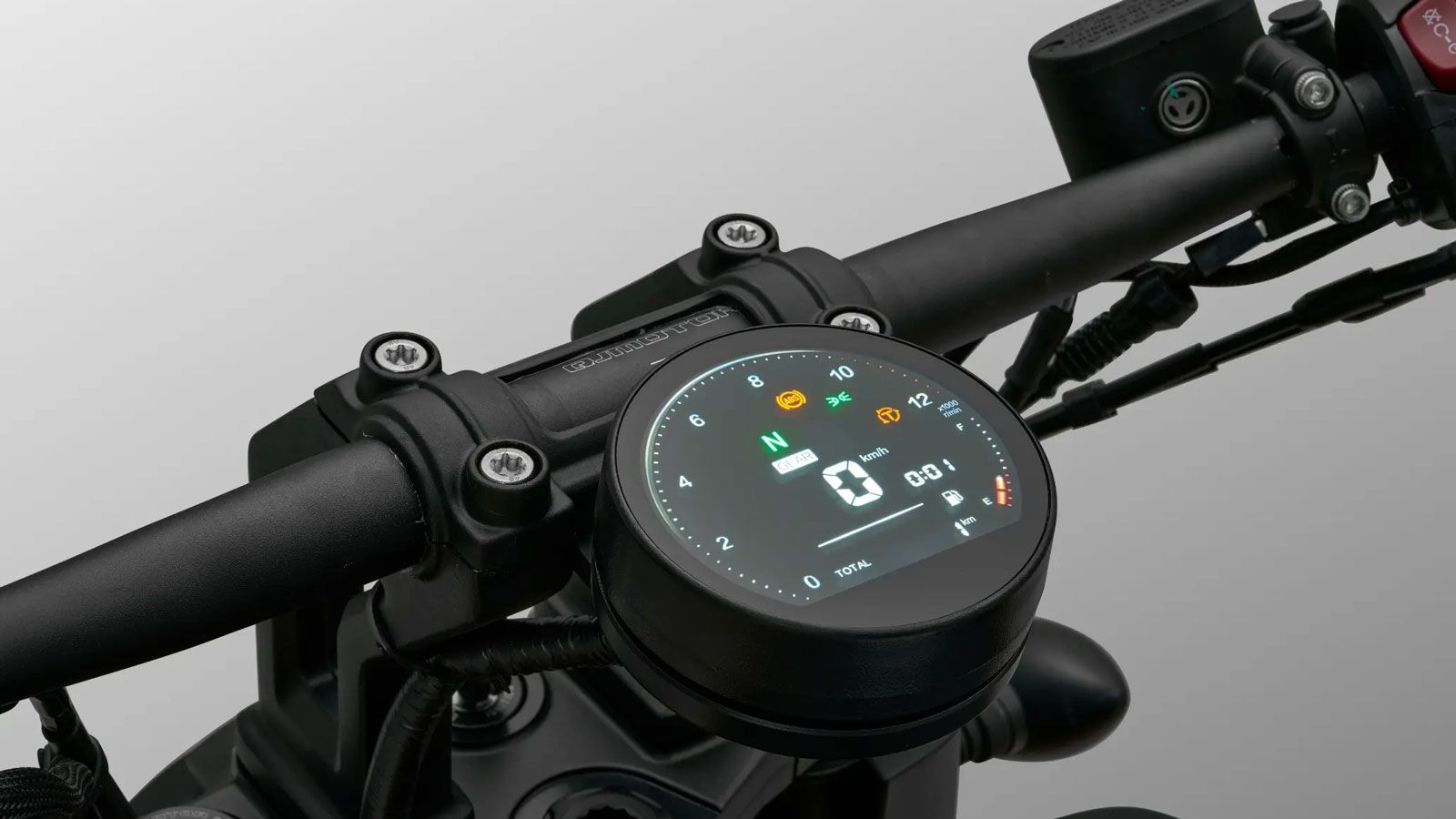 Με μοντέρνο design, ρετρό έμπνευση και προσιτή τιμή, η QJ Motor SRV 400VS δείχνει πως το custom πνεύμα μπορεί πλέον να είναι για όλους — και όχι