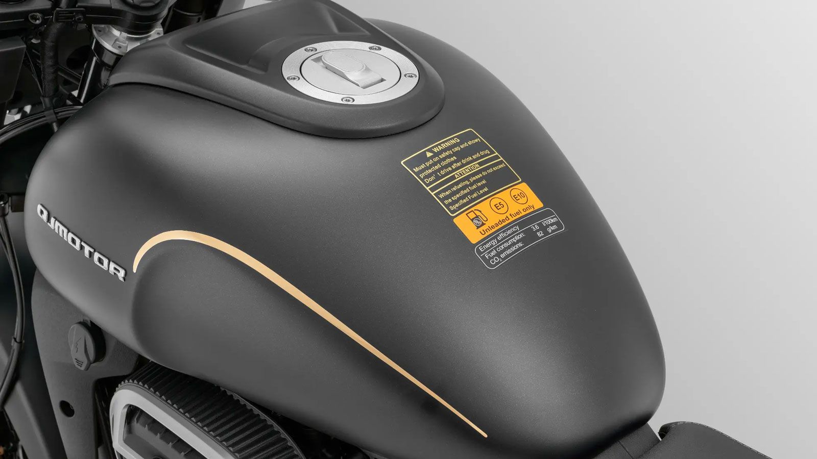  Η ανεστραμμένη μπροστινή ανάρτηση με μαύρες φυσούνες τονίζει τον ρετρό-μοντέρνο χαρακτήρα του μοντέλου, ενώ οι 16άρηδες τροχοί και το ρεζερβουάρ R