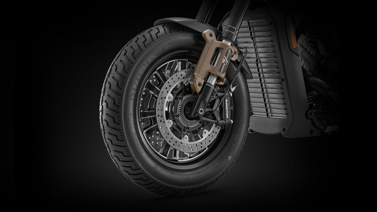 Η SRV 600V διαθέτει ανεστραμμένο πιρούνι Marzocchi διαμέτρου 41 mm, με διαδρομή 120 mm και ρύθμιση απόσβεσης επαναφοράς, προσφέροντας ακρίβεια και στα