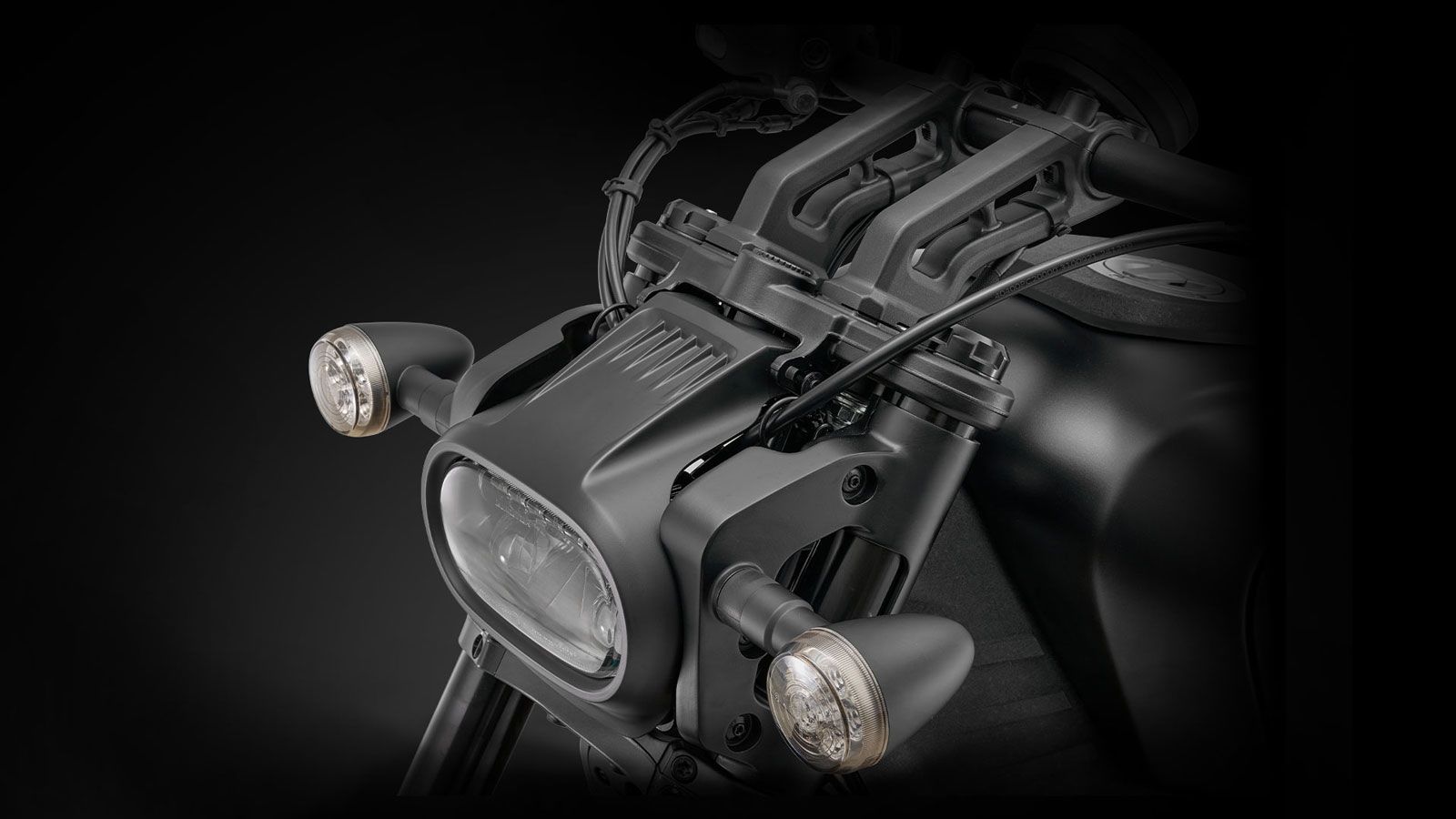 Η QJMOTOR SRV 600V αποτελεί ένα από τα πιο ενδιαφέροντα μοντέλα της εταιρείας στην κατηγορία των μεσαίων cruiser, συνδυάζοντας κλασική αισθητική με σύ