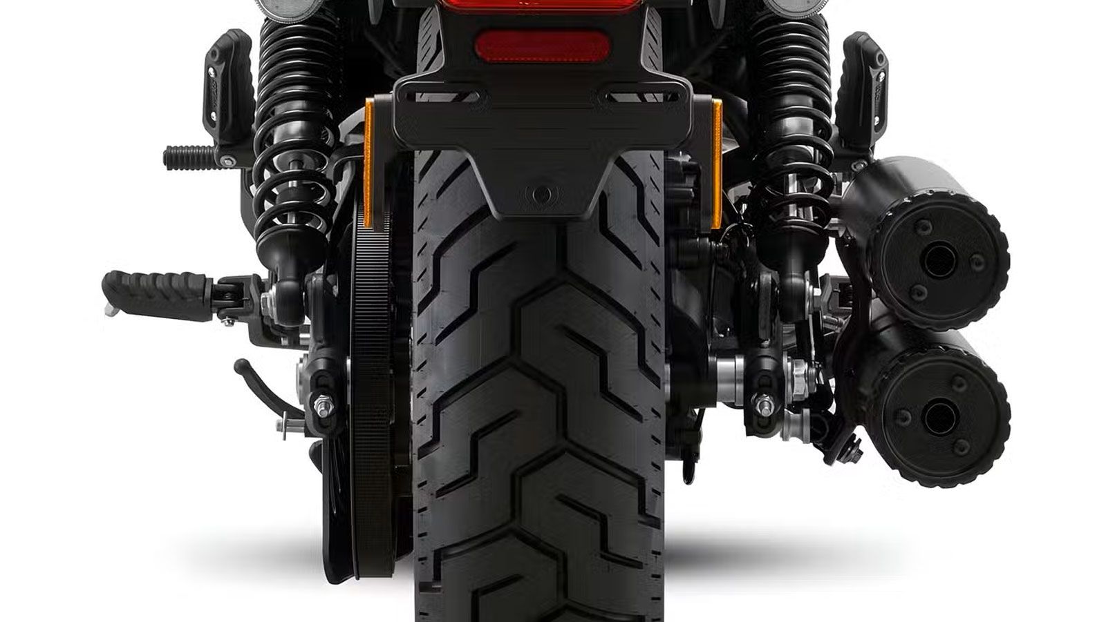 Τα φαρδιά ελαστικά (130/90-16 μπροστά, 180/60-16 πίσω) δίνουν όγκο και κράτημα, ενώ το μαύρο μοτέρ με μπρονζέ λεπτομέρειες ενισχύει τη  cruiser αισθητ