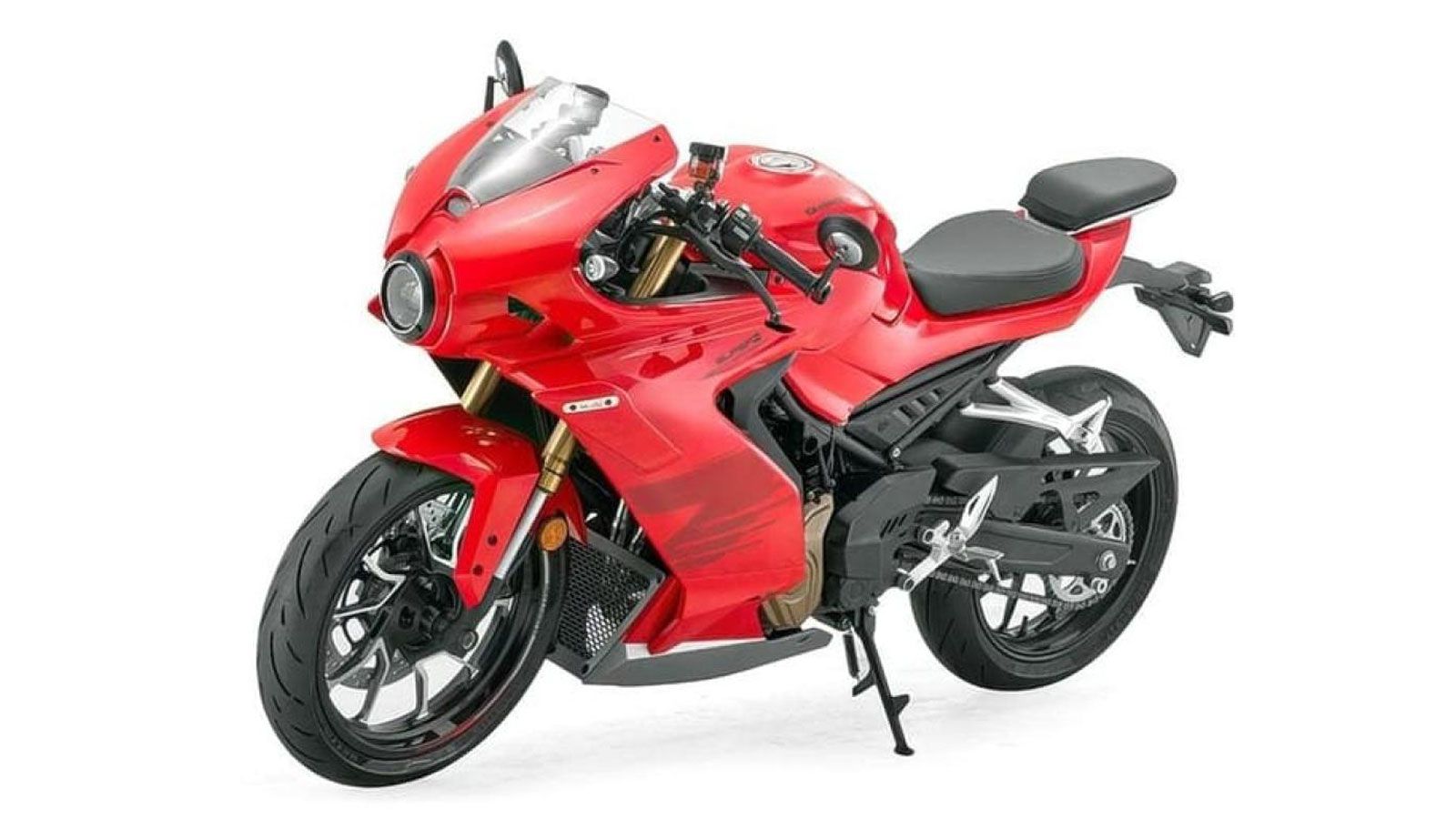 Η νέα QJMotor Super4 κάνει την εμφάνισή της με σχεδίαση που παραπέμπει απευθείας στη θρυλική MV Agusta Superveloce. Δεν είναι τυχαίο, αφού οι δύο εται