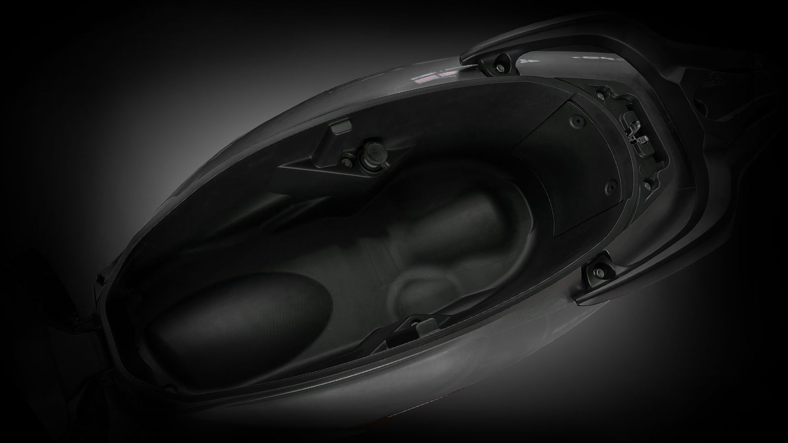 Ο στάνταρ εξοπλισμός είναι πλούσιος: full LED φώτα με DRL, LCD οθόνη, USB θύρα, μεγάλος αποθηκευτικός χώρος κάτω από τη σέλα που χωρά δύο full-face κρ