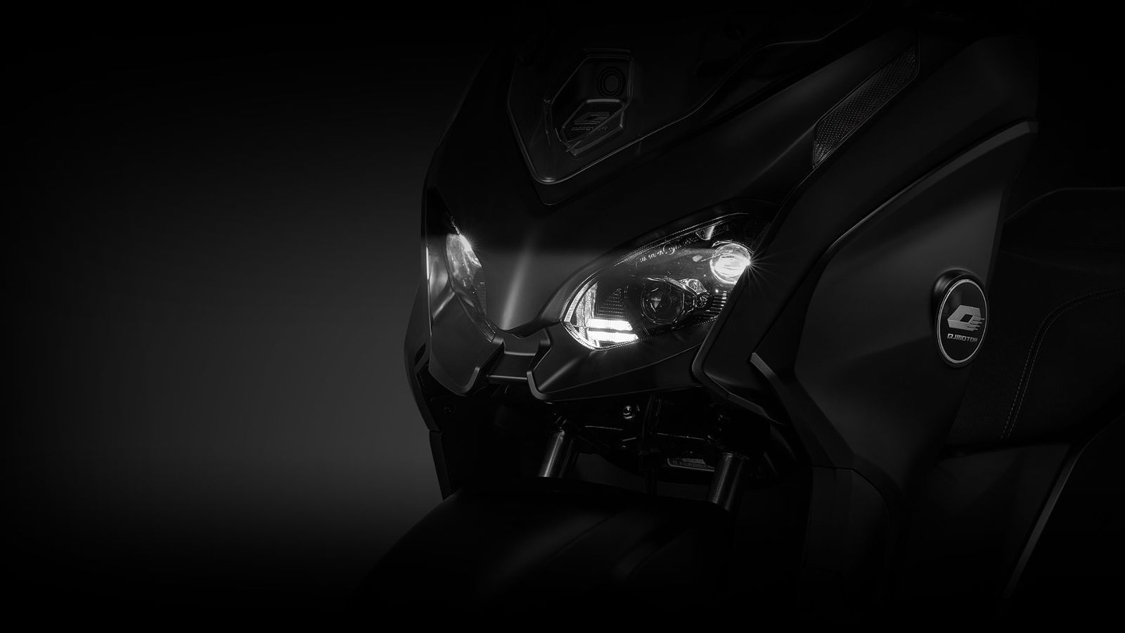 Το QJMOTOR MTX 200 ακολουθεί τη σχεδίαση των GT scooter, με LED φωτιστικά σώματα, DRL και δυναμικά στοιχεία όπως το τελικό της εξάτμισης.