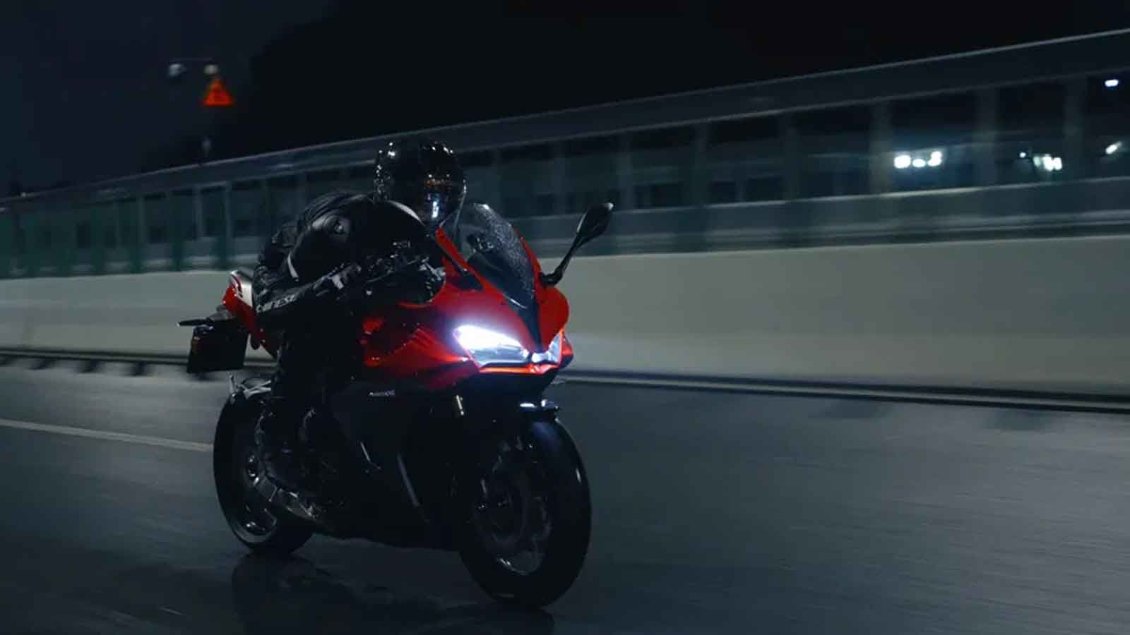 Σε αντίθεση με τις περισσότερες μοτοσυκλέτες της κατηγορίας, η SRK 500 RA καταργεί εντελώς τους παραδοσιακούς ποδομοχλούς για την αλλαγή ταχυτήτων και