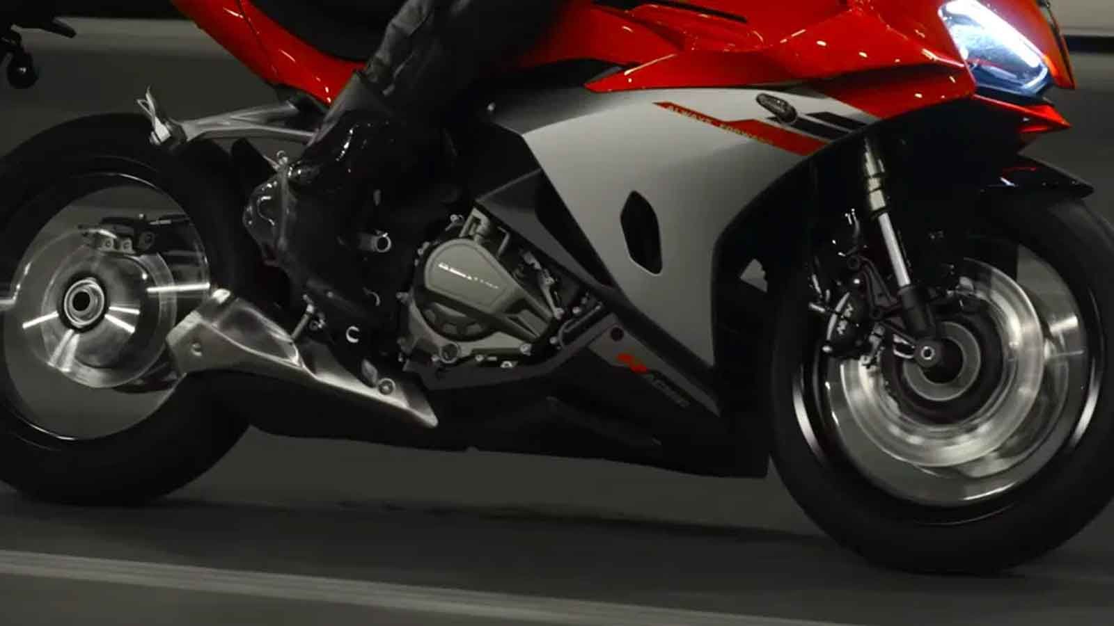 SRK 500 RA: Η πρώτη μοτοσυκλέτα της QJ Motor με αυτόματο κιβώτιο