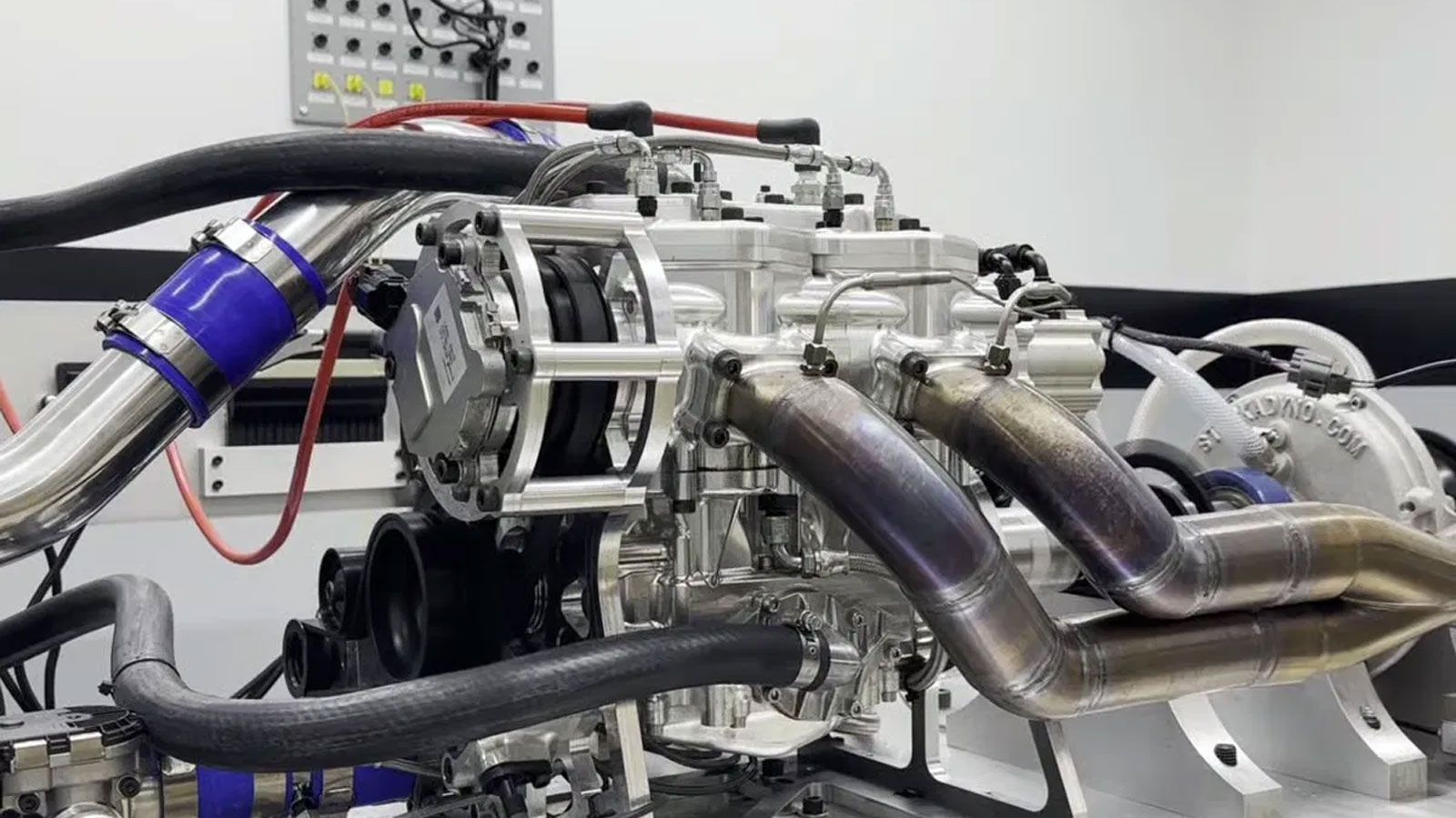 Ο νέος δίχρονος κινητήρας Rev Force από την Alpha Otto έρχεται να ανατρέψει τα δεδομένα. Αντίθετα με την παραδοσιακή εικόνα του καπνισμένου και θορυβώ