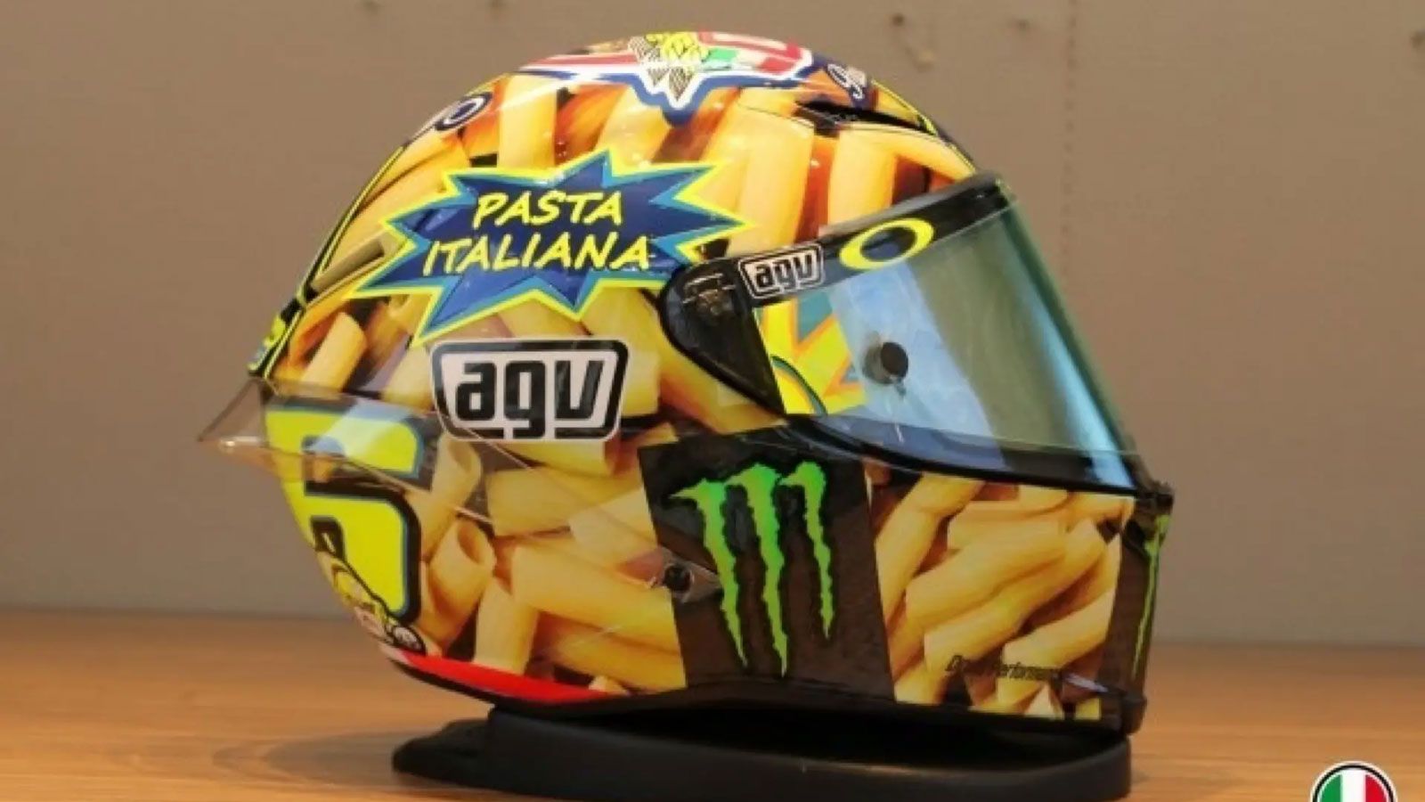 Το 2014, στο απόγειο της ιταλικής φινέτσας, σχεδιάζει ένα κράνος με ζυμαρικά «made in Tavullia».