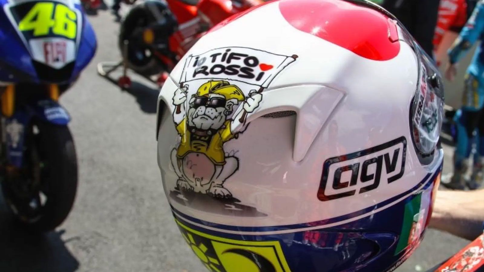 Το 2006, ο διάσημος σκιτσογράφος Milo Manara σχεδιάζει το κράνος του Rossi, με αναφορές στον ίδιο, τον σκύλο του, και ήρωες από τον κόσμο του κινηματο