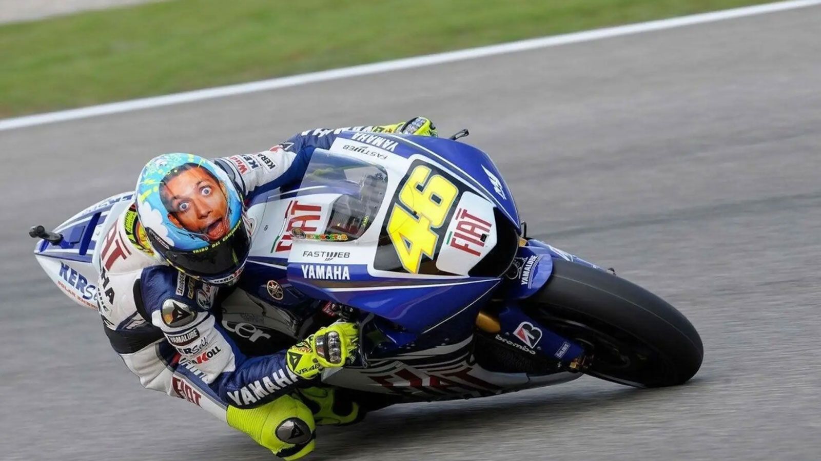 Από το 2008 και μετά, ξεκινά η πιο παιχνιδιάρικη περίοδος. Το πρόσωπο του Rossi σε γκριμάτσα φρεναρίσματος, τα χέρια του πάνω στο κράνος σαν να το «κρ