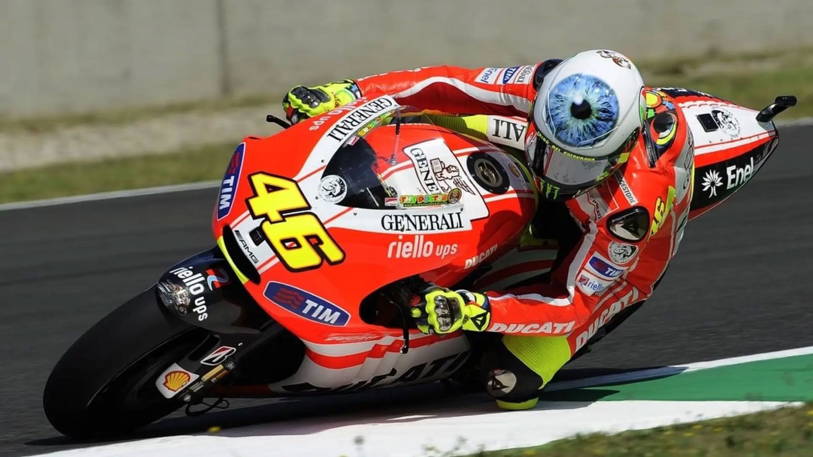 Το 2011, επιλέγει ένα τεράστιο μάτι – μήνυμα εγρήγορσης.