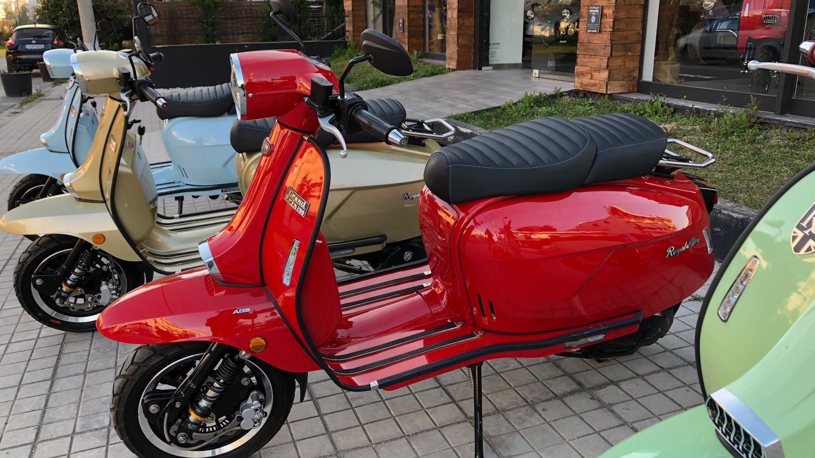 Royal Alloy GP 125LX CBS: Κλασικός σχεδιασμός που «μυρίζει» μέταλλο με 3.499