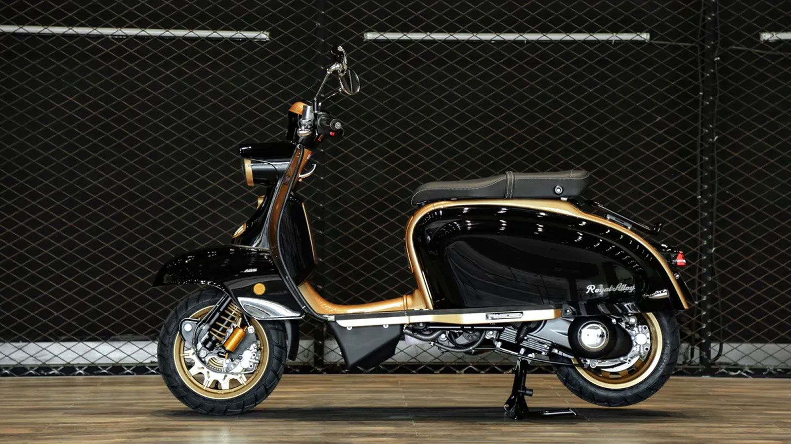 Πίσω από το κλασικό look κρύβεται ένας υγρόψυκτος τετράχρονος μονοκύλινδρος 310cc με 26 ίππους και προδιαγραφές Euro 5+, ο ίδιος που κινεί και το JP35