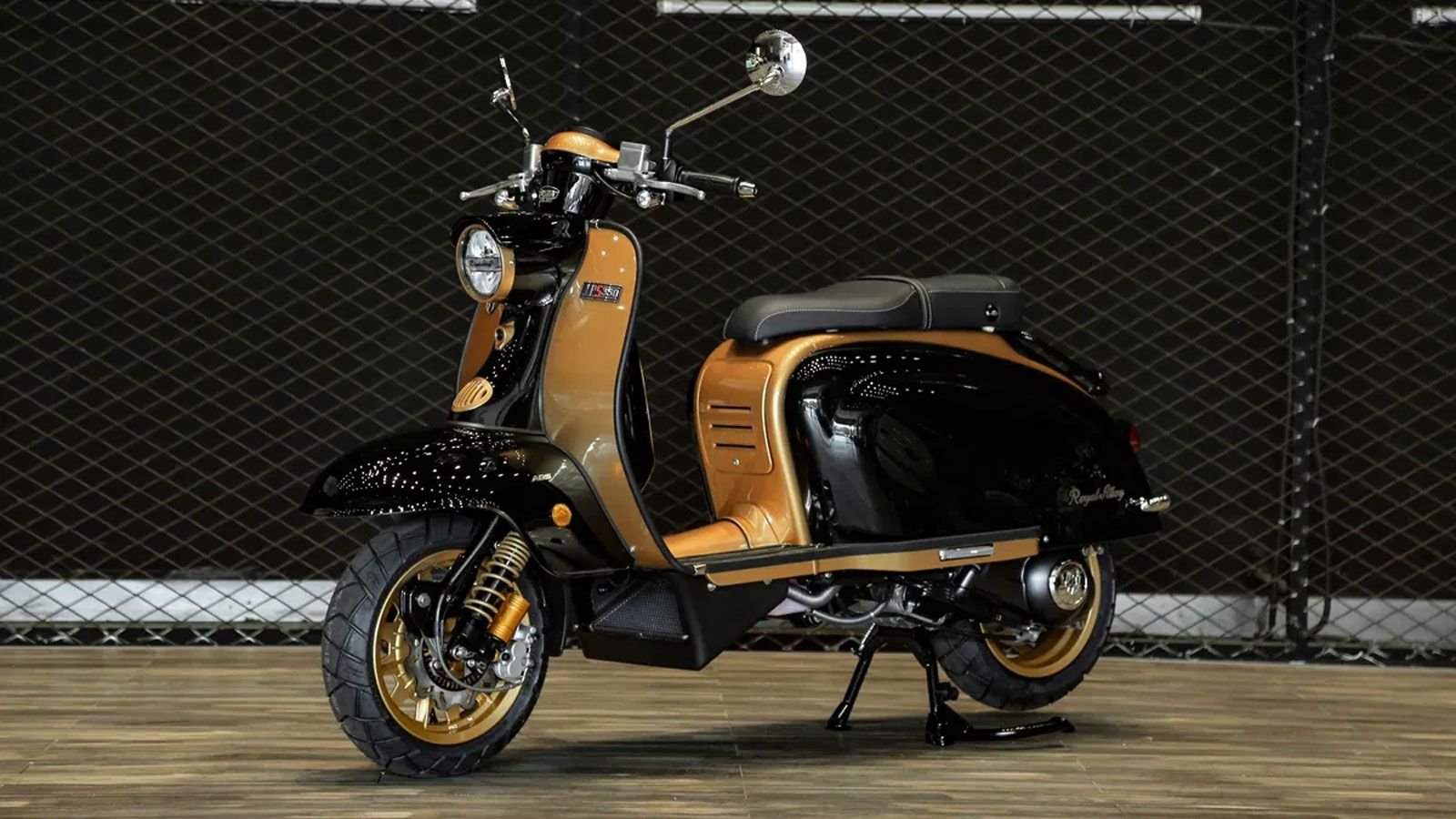 Με σταθερό στρογγυλό προβολέα, λεπτή διπλή σέλα και στήσιμο πάνω στην TG πλατφόρμα της μάρκας, το JPS Series παντρεύει το ρετρό ύφος με τις σύγχρονες 