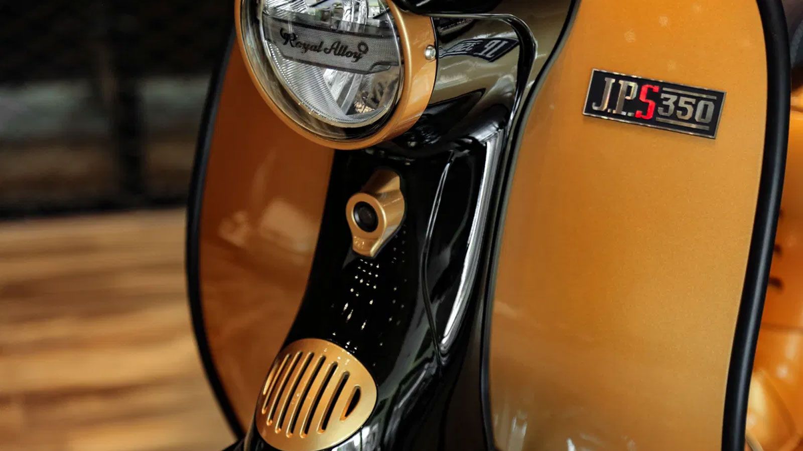 Η Royal Alloy κάνει δυναμική εμφάνιση με το νέο JPS Series, ένα scooter που κοιτάει κατευθείαν στο παρελθόν αντλώντας έμπνευση από τα Lambretta Series