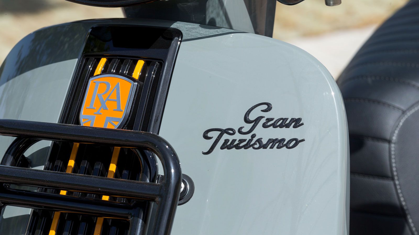 Μεταλλική βάση για καλάθι κάτω από το φανάρι.