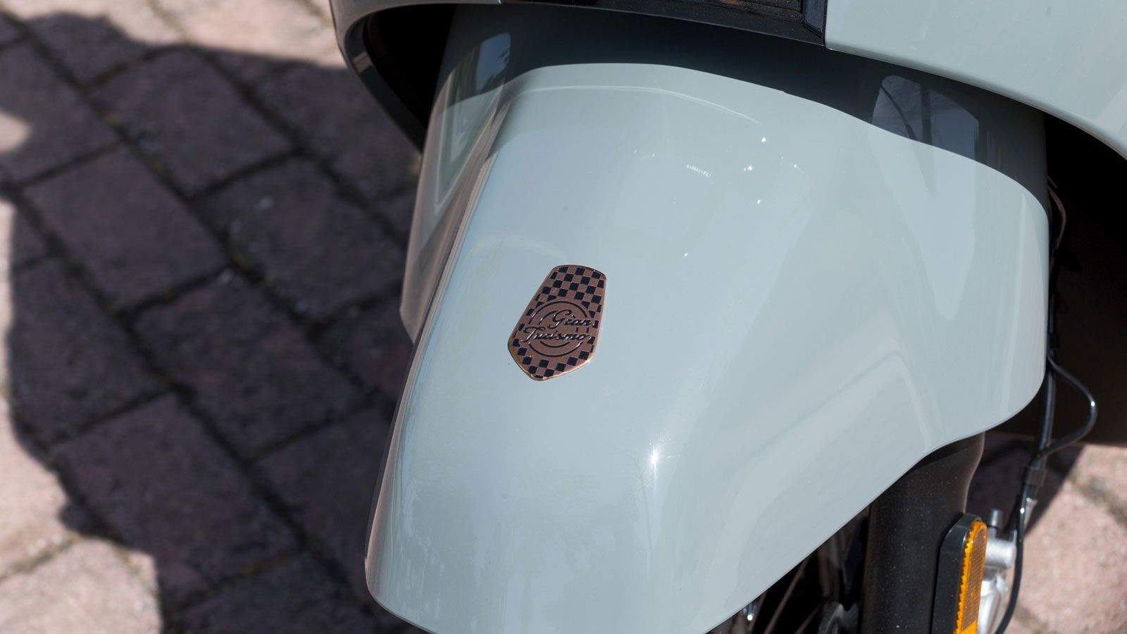 Οι γραμμές του είναι καθαρές και καλοδουλεμένες, αποπνέοντας μια διαχρονική κομψότητα που θυμίζει τη χρυσή εποχή των scooter.