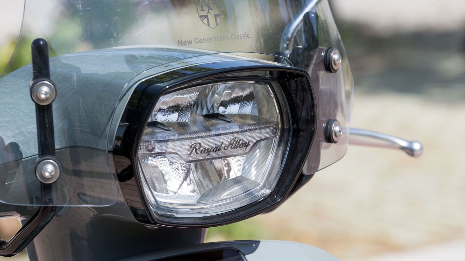  Το LED φανάρι εμπρός, που φιλοξενεί το έμβλημα της εταιρείας, ενσωματώνεται αρμονικά με την υπόλοιπη ρετρό σχεδίαση.