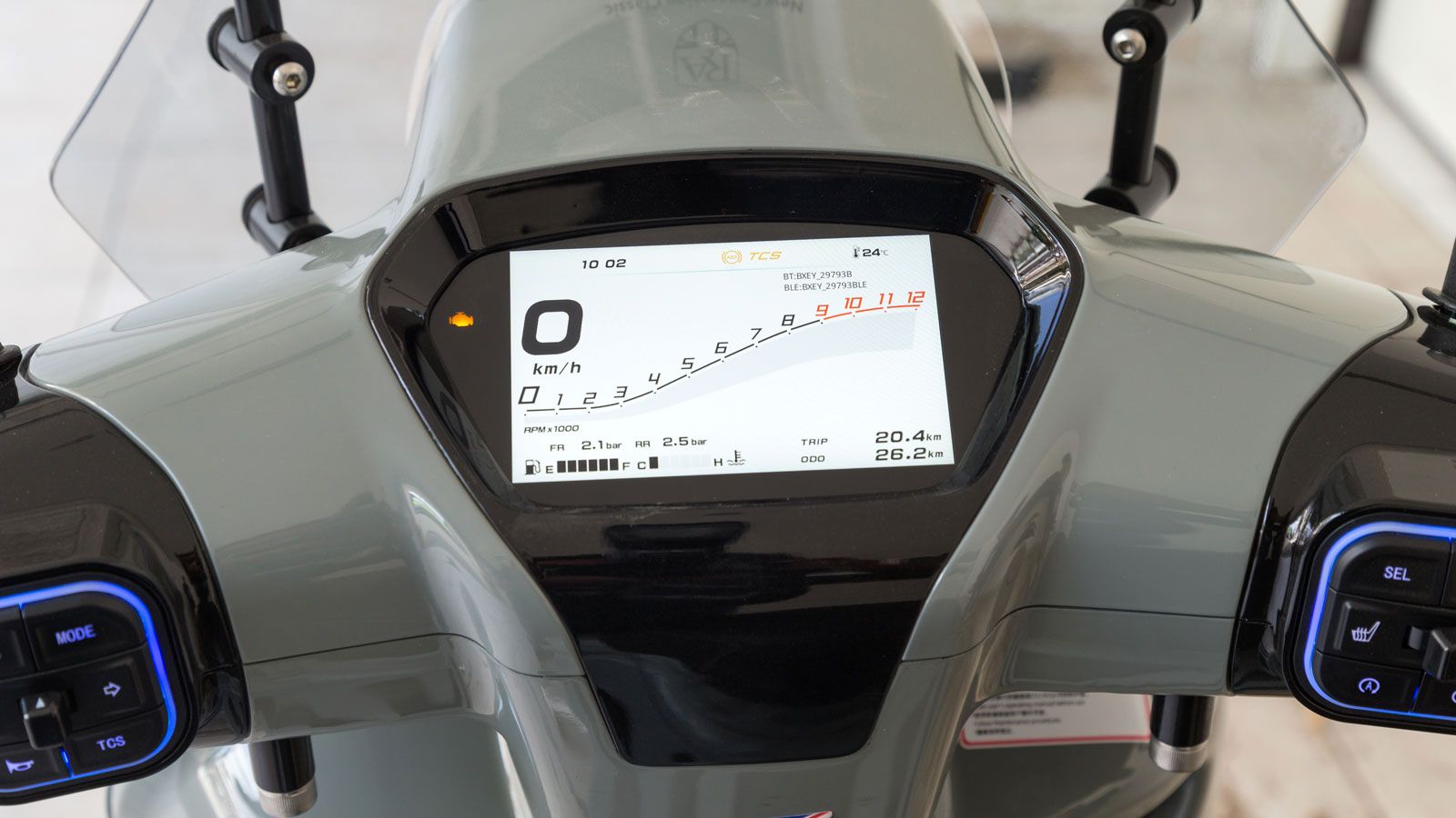 ΟθόνηTFT με δυνατότητα σύνδεσης μέσω Bluetooth.