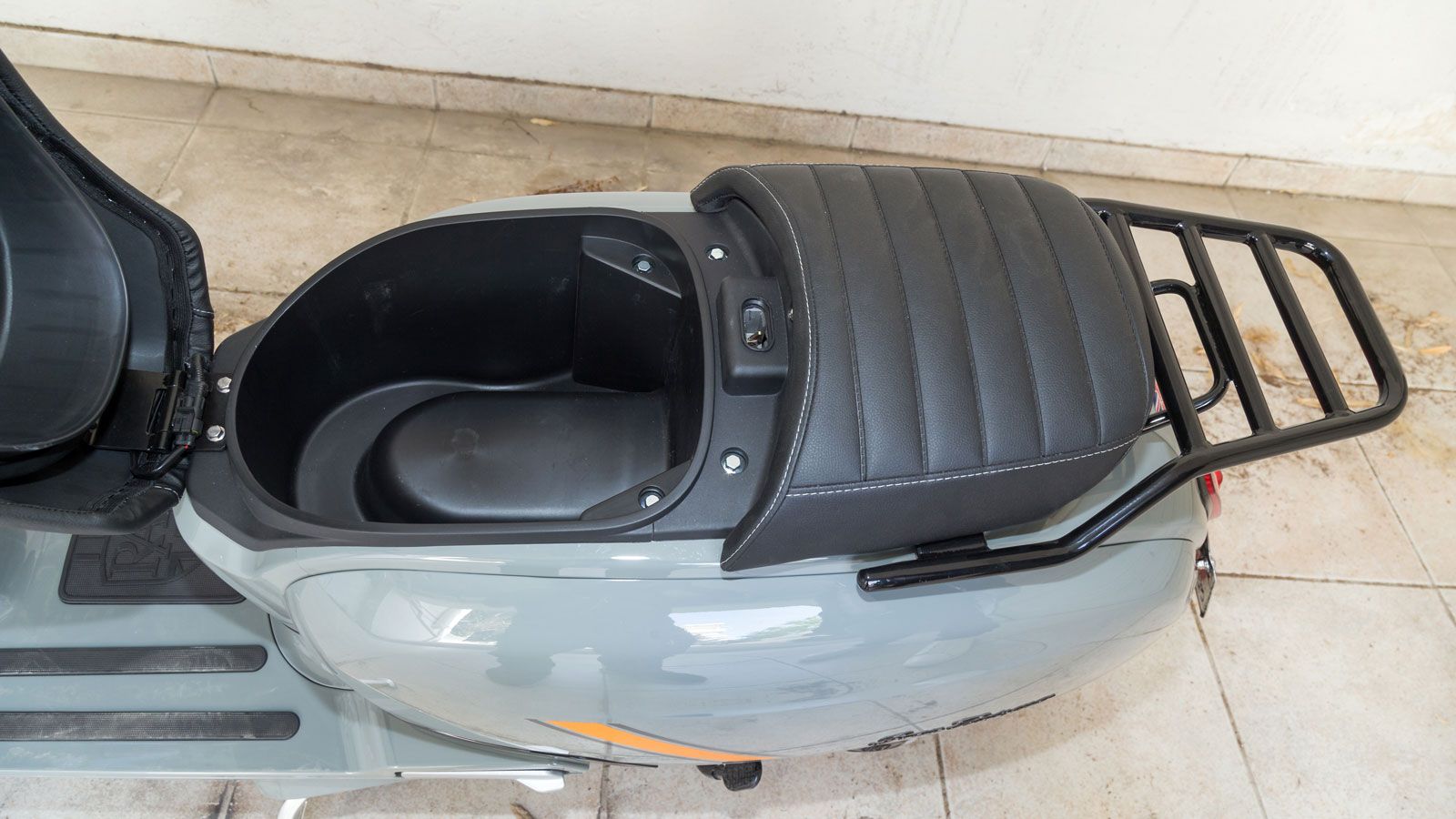 Αποθηκευτικός χώρος κάτω από την σέλα.