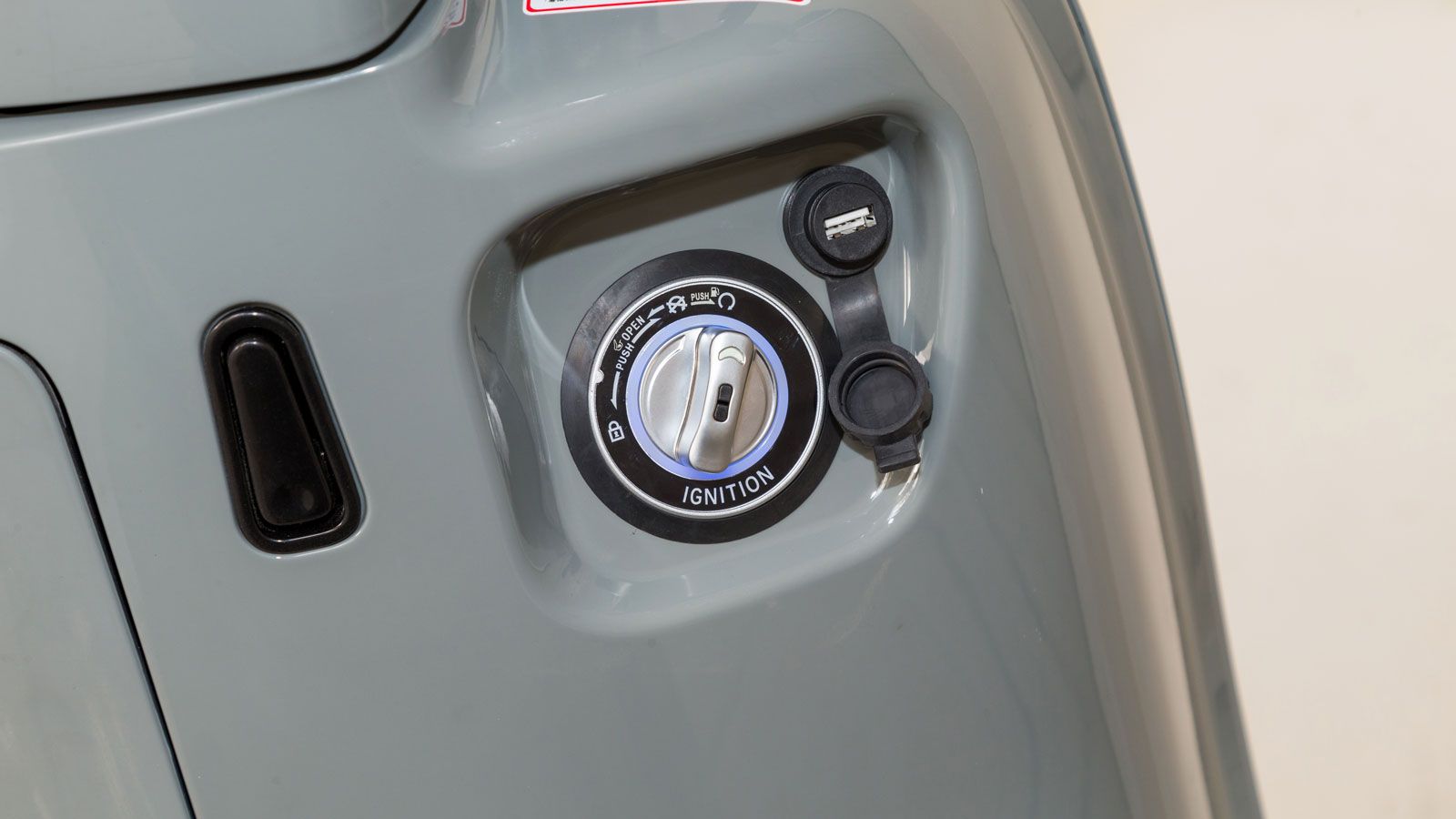 Στον εξοπλισμό του βρίσκουμε keyless εκκίνηση.