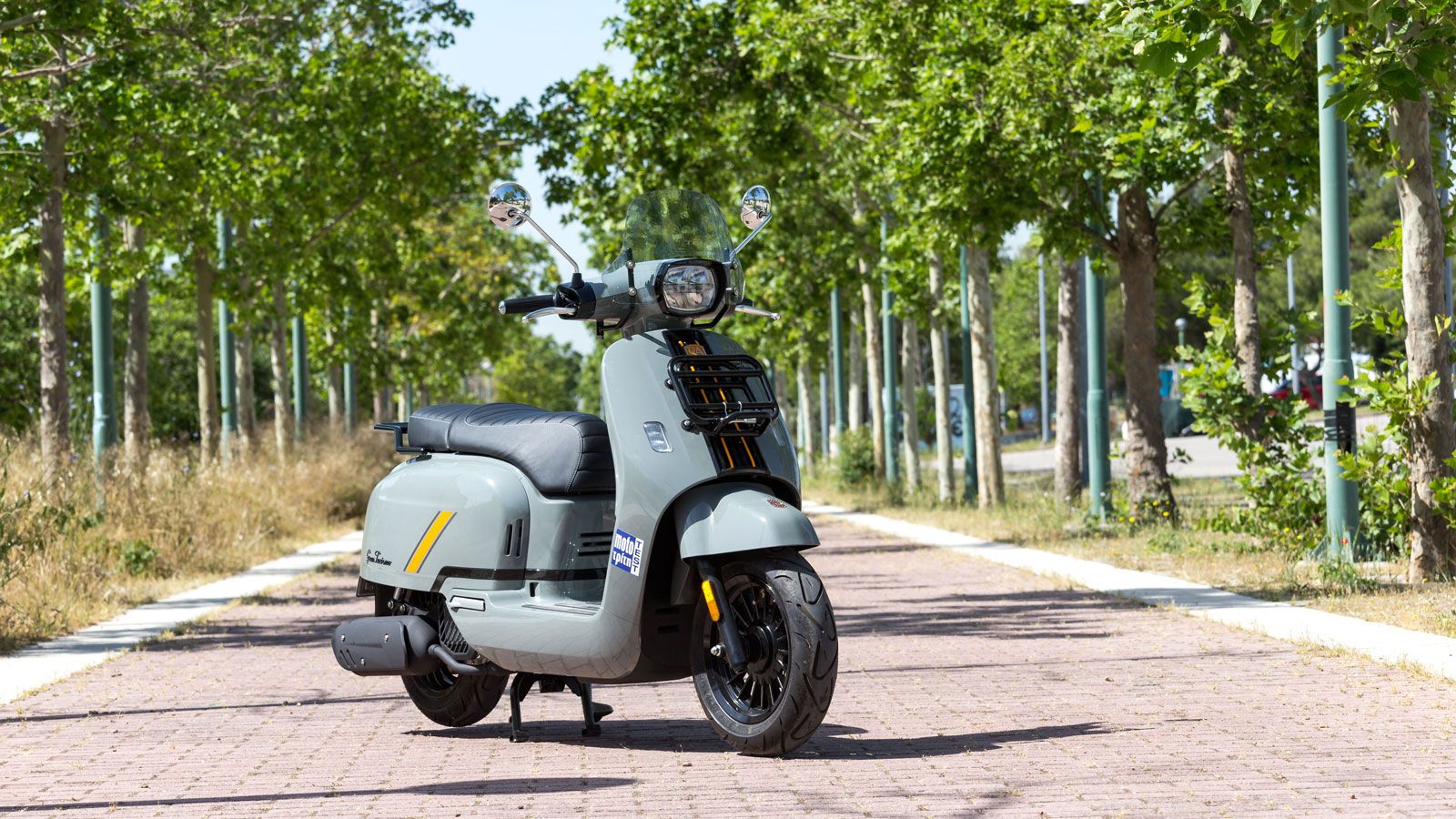 Το Royal Alloy GT2 125 είναι από τα scooter που τραβούν την προσοχή με την πρώτη ματιά, καθώς η σχεδίασή του αποτελεί άμεση αναφορά στα ιστορικά εμβλη
