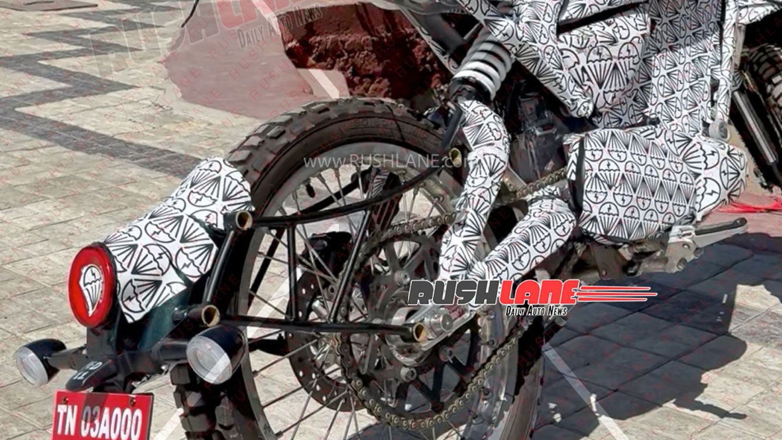 Οι ακτινωτοί τροχοί με ελαστικά διπλής χρήσης τύπου block ενισχύουν την εικόνα περιπέτειας. Το πίσω σύστημα ανάρτησης είναι ίδιο και στα δύο μοντέλα, 