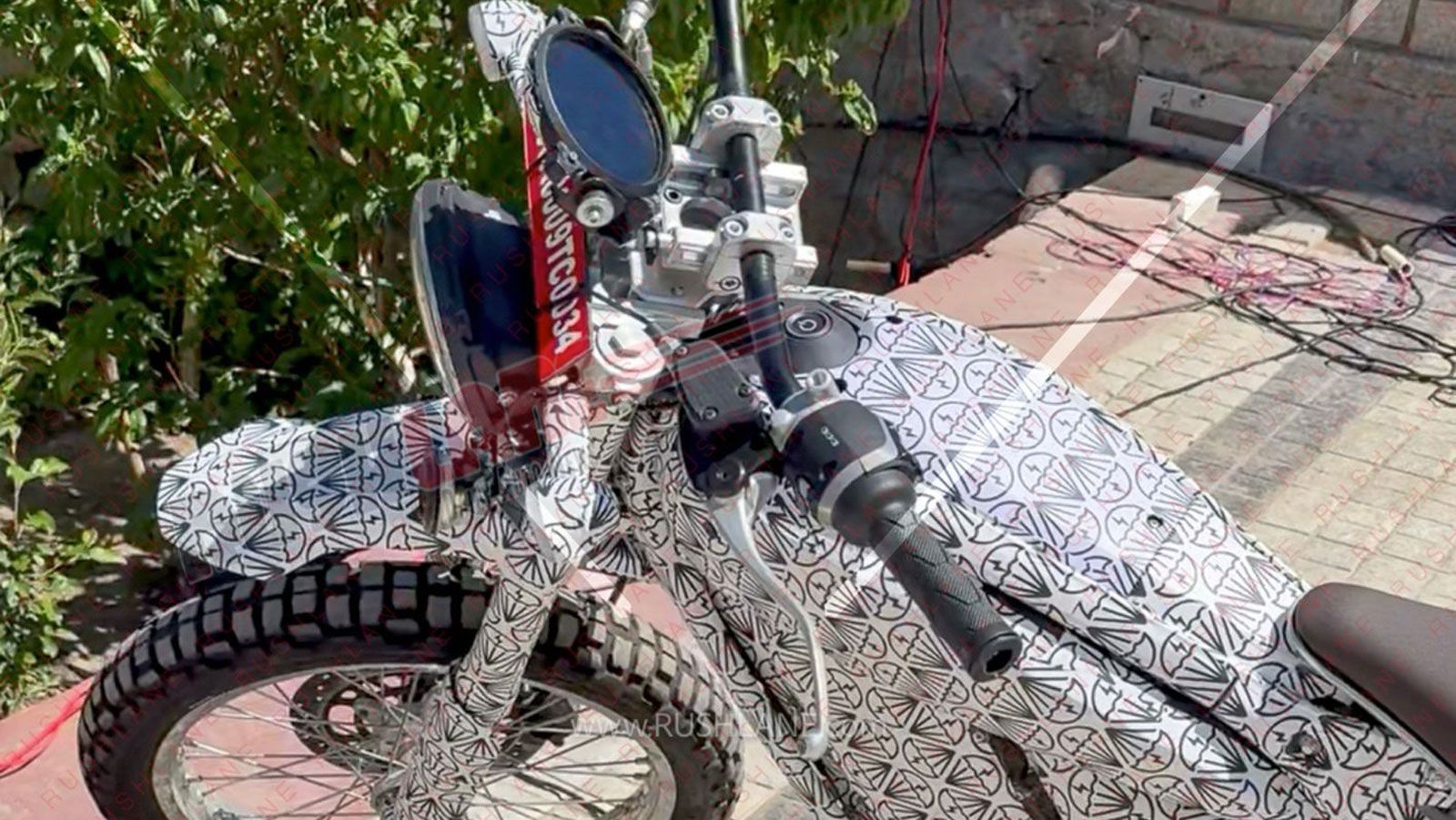 Το Flying Flea S6 διατηρεί τη βασική σχεδίαση και τη σιλουέτα του C6, όμως ενσωματώνει στοιχεία Scrambler που το κάνουν να ξεχωρίζει.