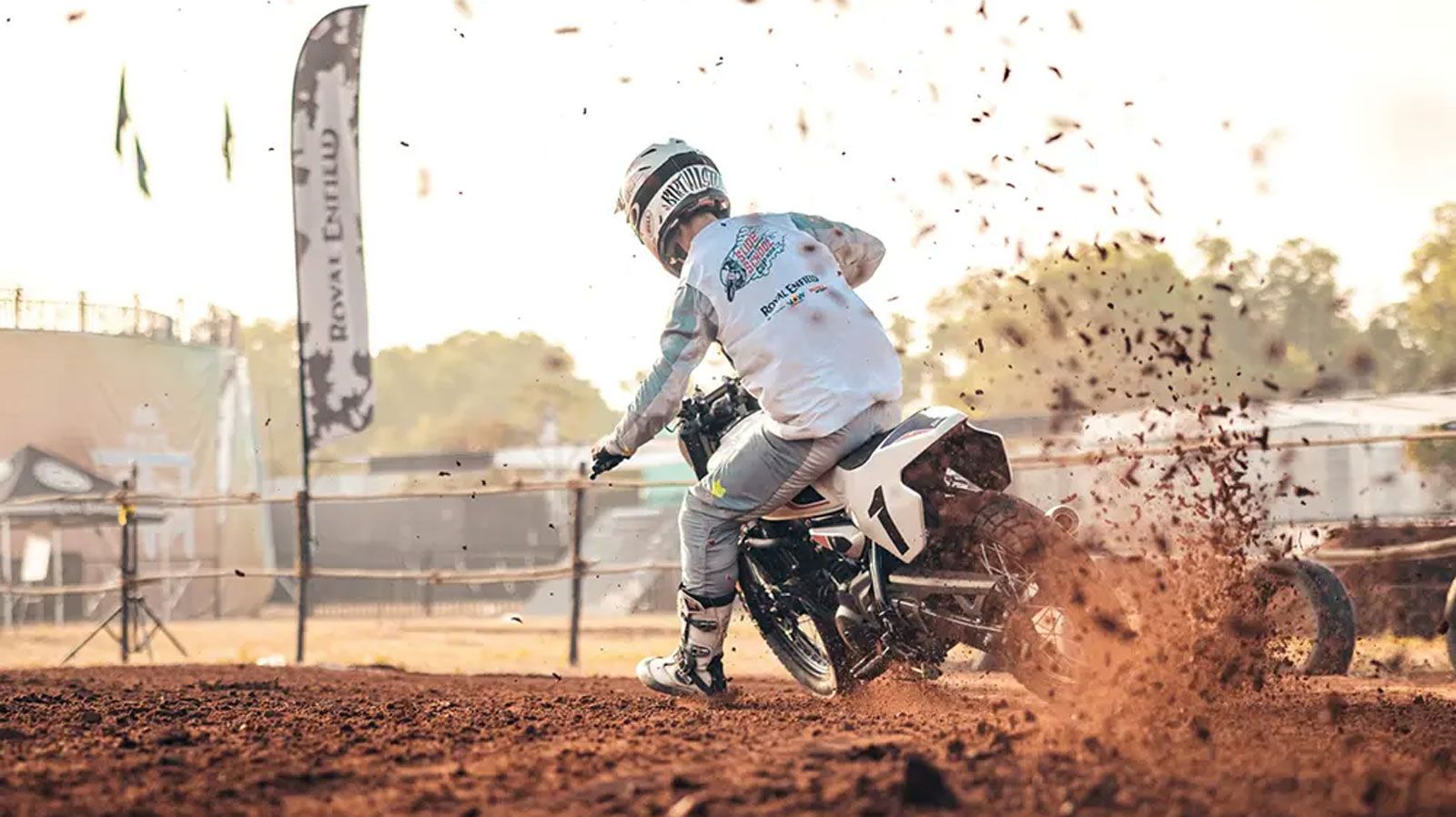 Η μοτοσυκλέτα βασίζεται στη Guerrilla 450, με σημαντικές τροποποιήσεις στο πλαίσιο και την εργονομία ώστε να ανταποκρίνεται στις ανάγκες του flat trac