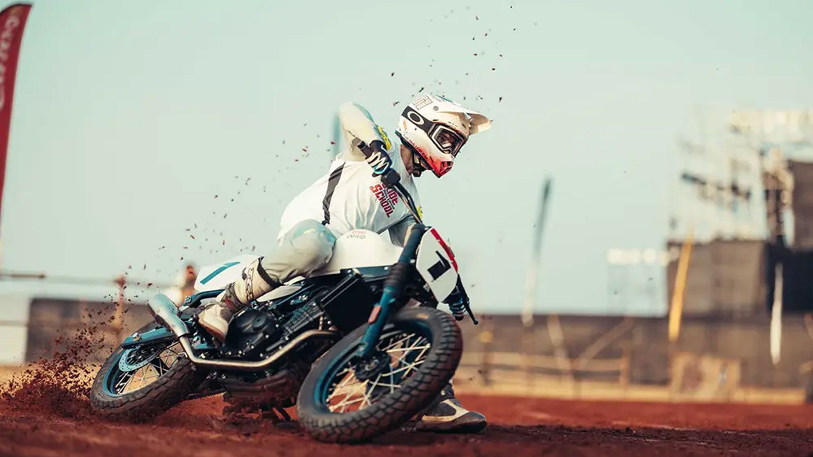 Η Royal Enfield παρουσίασε επίσημα το FT450, ένα νέο μοντέλο που απευθύνεται αποκλειστικά σε χρήση flat track και εξελίχθηκε ως μέρος του προγράμματος