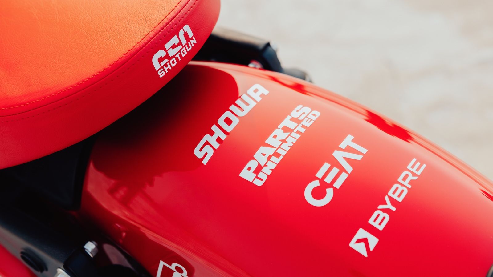 Μας βάζει στην πρίζα η νέα Royal Enfield Shotgun 650 από την ICON Motorsports