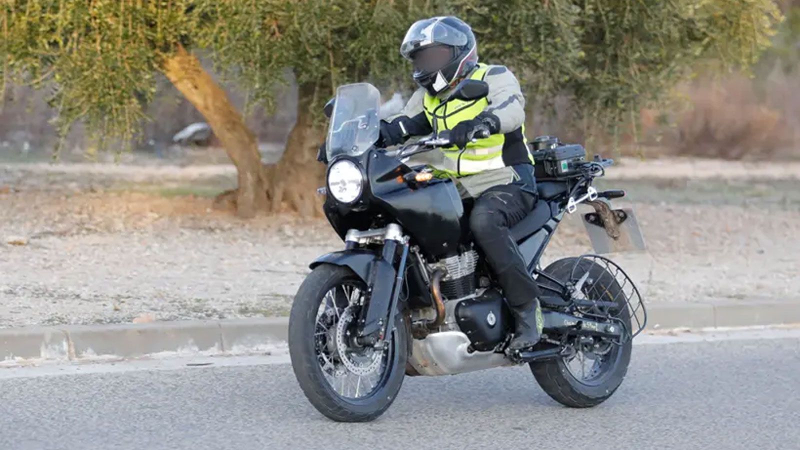 Το μοτέρ θα είναι ρυθμισμένο για ελεγχόμενη απόδοση χαμηλά και προβλέψιμη συμπεριφορά στο γκάζι. Η εργονομία και η γεωμετρία της μοτοσυκλέτας έχουν πρ