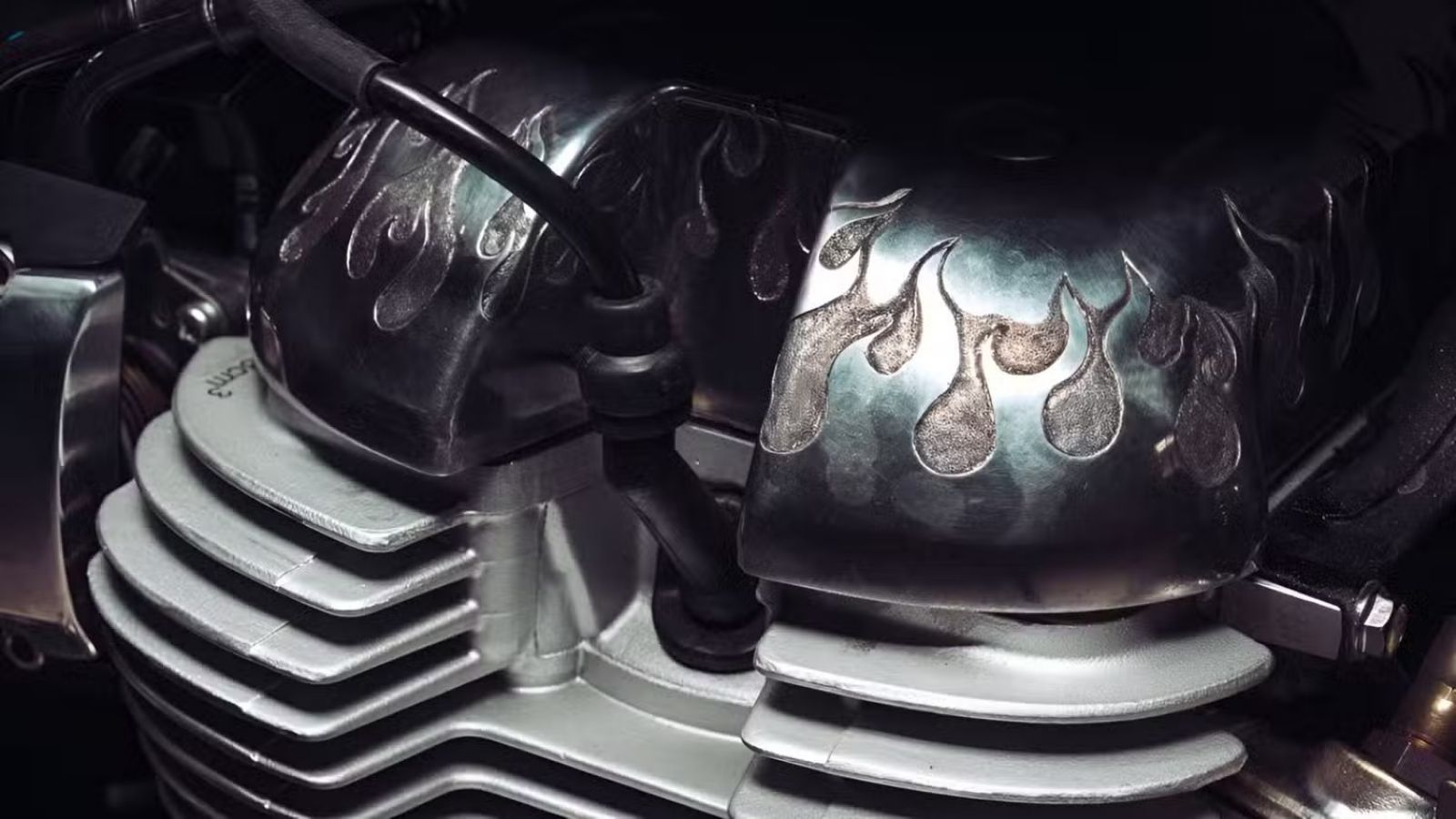 Ολόκληρη η μοτοσυκλέτα μοιάζει με έργο τέχνης που ξέφυγε από μουσείο και βγήκε στον δρόμο.