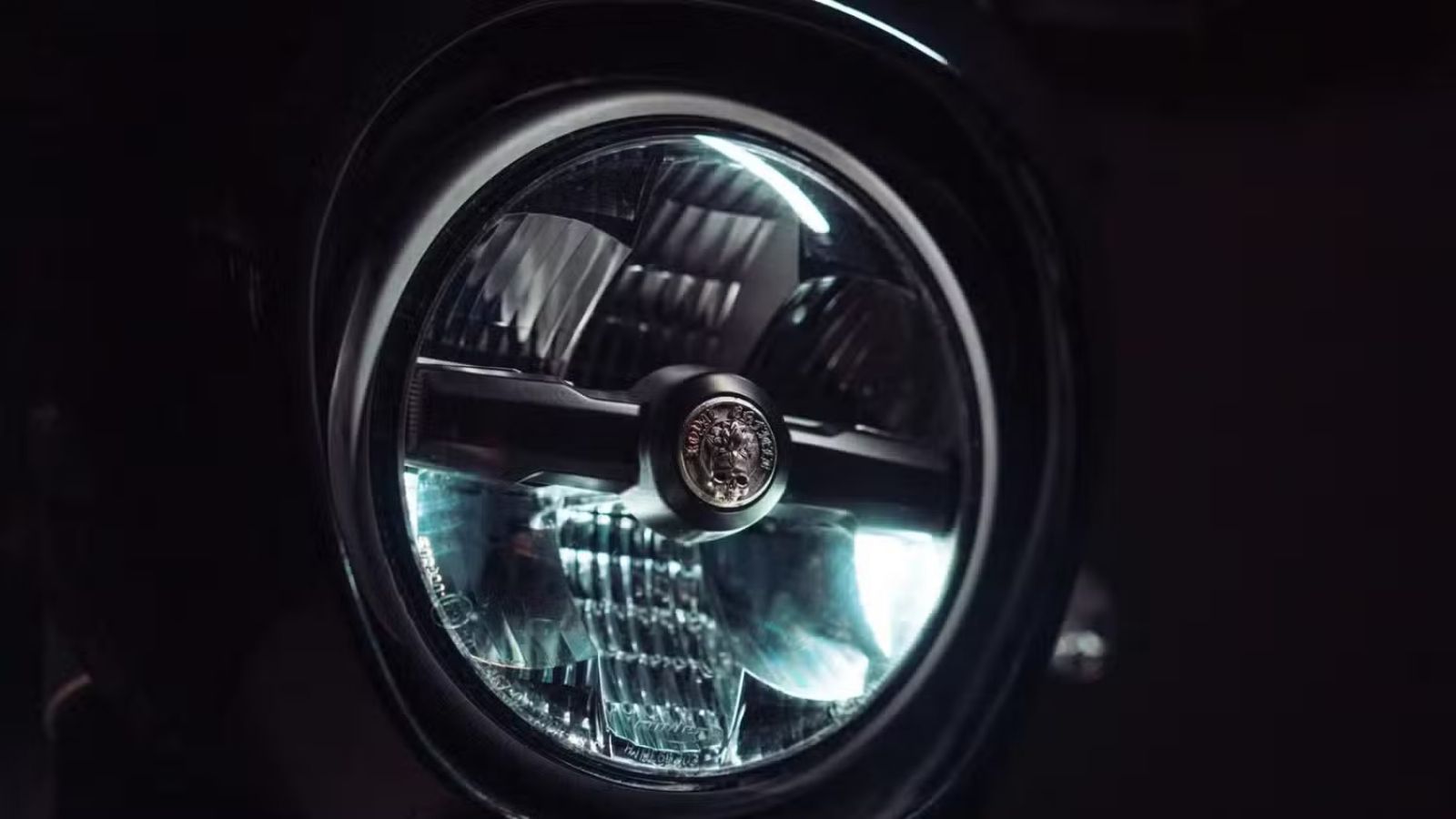 Και το καλύτερο; Δεν φτιάχτηκε για να πουλήσει. Φτιάχτηκε για να θυμίσει ότι οι μοτοσυκλέτες ήταν, είναι και θα είναι πάντα έκφραση.