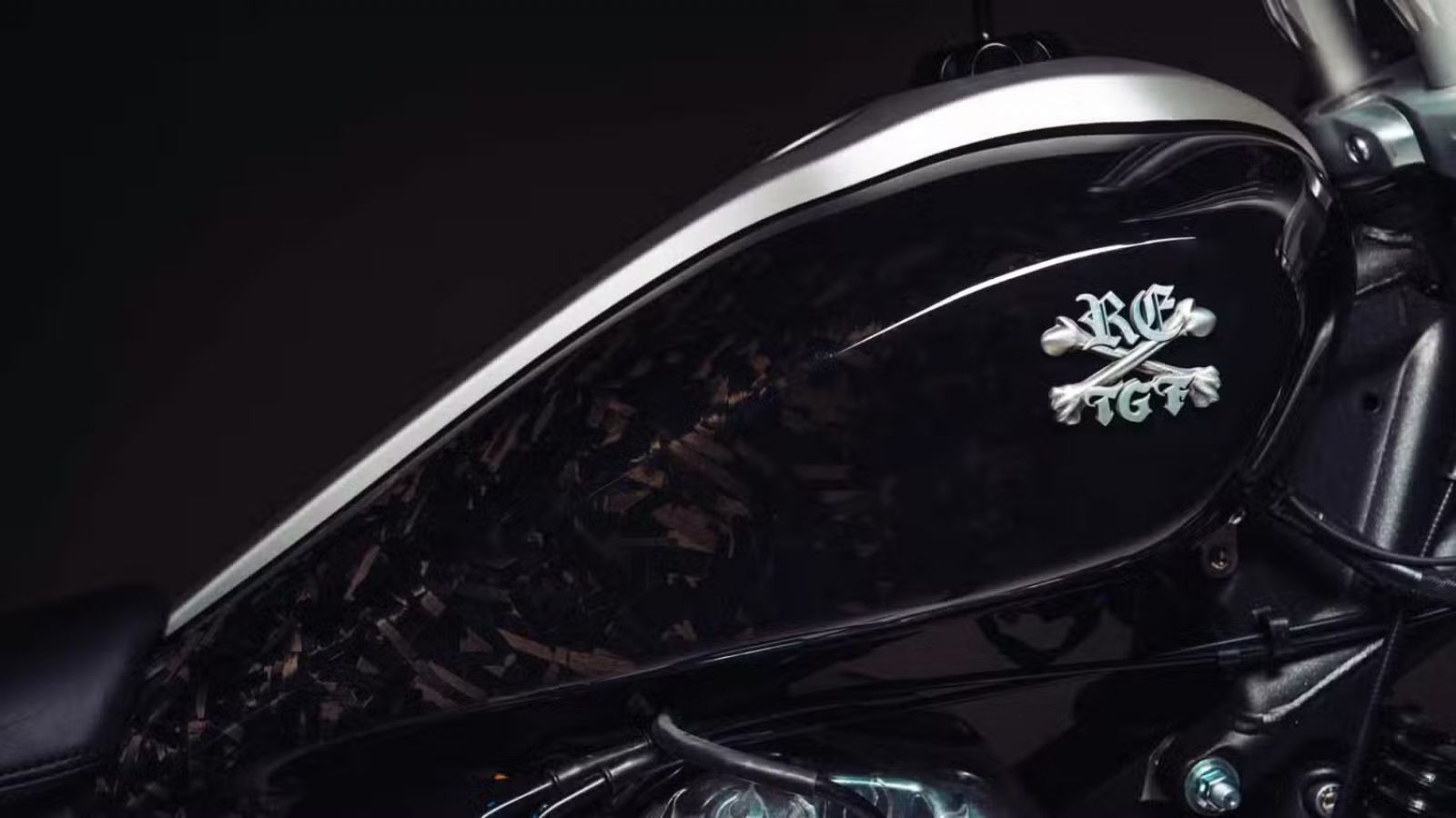 Αυτή η Royal Enfield δεν ζητάει να την καταλάβεις τίποτα. Απλώς περιμένει να την προσέξεις – κι αυτό είναι αρκετό.