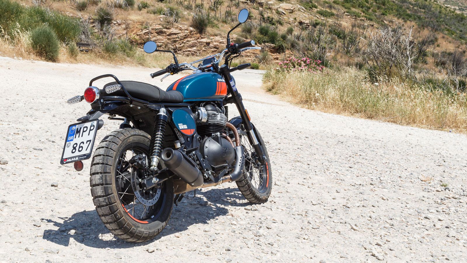 Ο σχεδιασμός της ακολουθεί με συνέπεια τις κλασικές αναλογίες της scrambler σχολής: μια επίπεδη σέλα, ελαφρώς ανασηκωμένες αναρτήσεις, τροχούς με ελασ