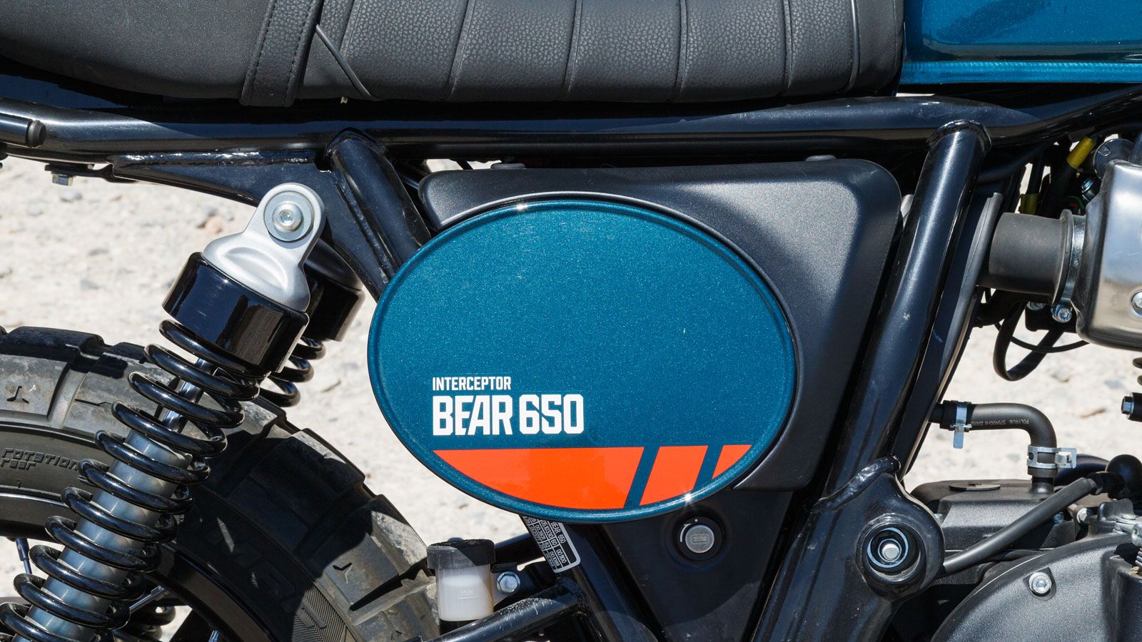 αρόλο τον off-road υπαινιγμό, η Bear δείχνει αδιαμφισβήτητα street ―μια μοτοσυκλέτα για την καθημερινότητα, που δεν κρύβει τον χαρακτήρα της αλλά τον 