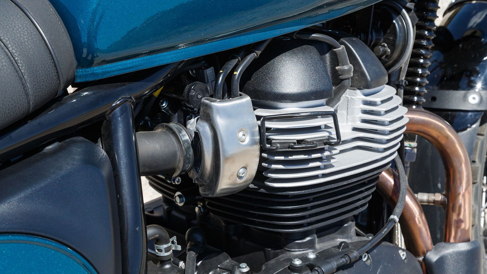 Ο δικύλινδρος κινητήρας της Royal Enfield Bear 650 αποτελεί βασικό στοιχείο της συνολικής της ταυτότητας, καθώς ενσωματώνει τον τεχνικό πυρήνα γύρω απ