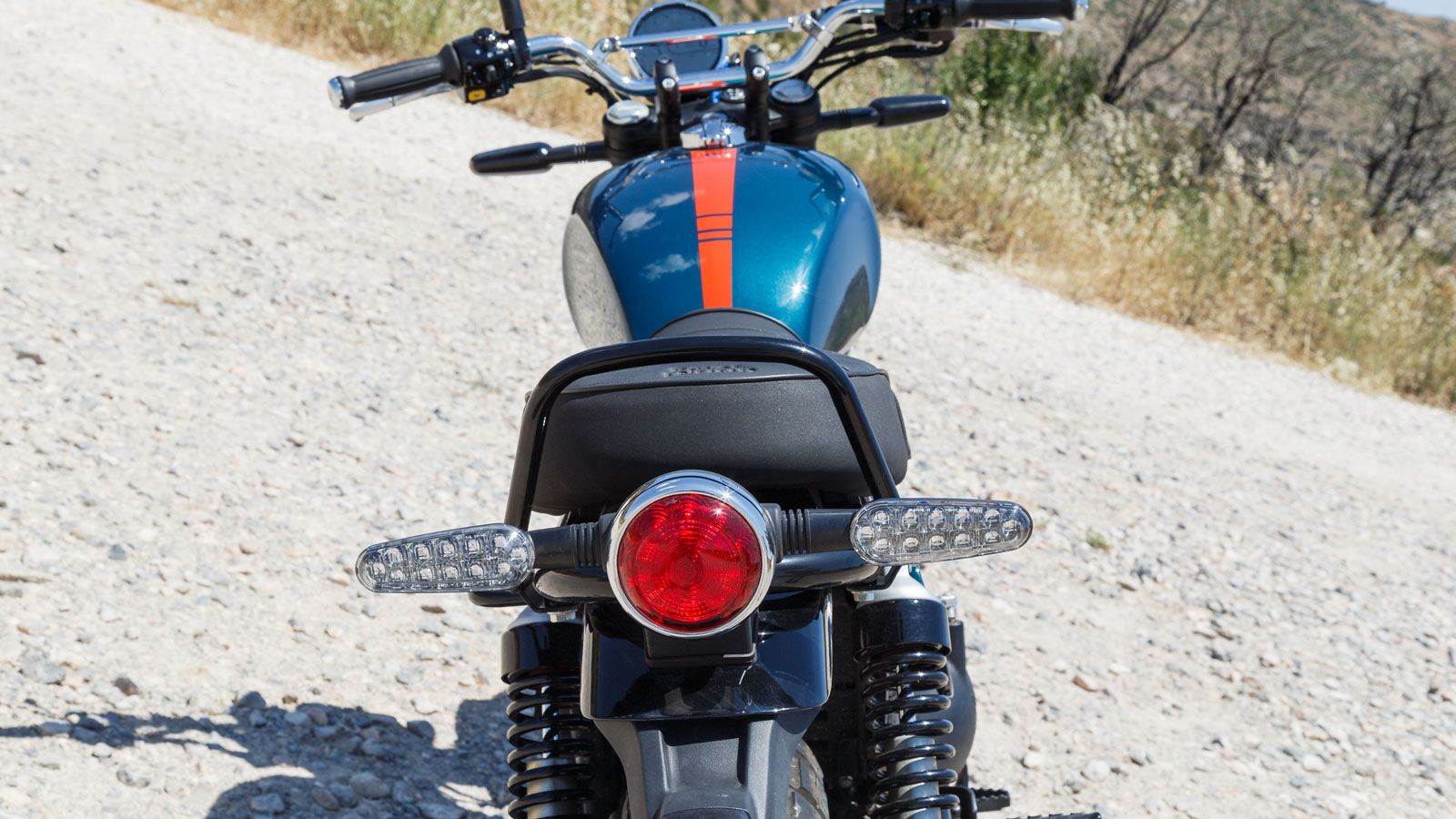 Στο πίσω μέρος, ο αντίστοιχος μικρότερος στρογγυλός προβολέας και το λιτό φτερό συνεχίζουν την αισθητική ισορροπία.