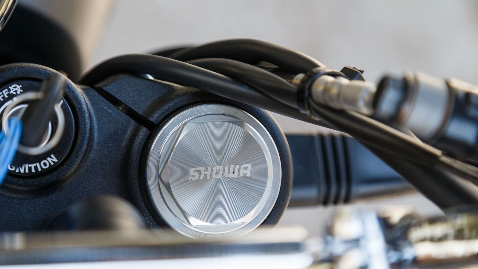 Η μπροστινή ανάρτηση αποτελείται από ανεστραμμένο πιρούνι της Showa (που αναφέρεται με ...περηφάνια στις βάσεις στο τιμόνι), με καλάμια διαμέτρου 43 χ