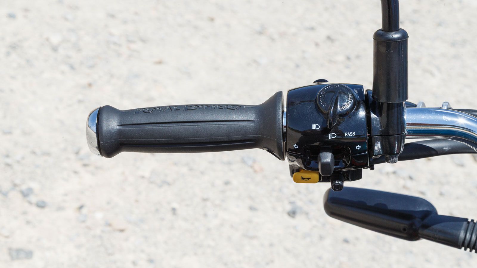  Το τιμόνι διαθέτει παχιά γκριπ που συμβάλλουν στον ακριβέστερο έλεγχο του γκαζιού και απορροφούν τους κραδασμούς. 