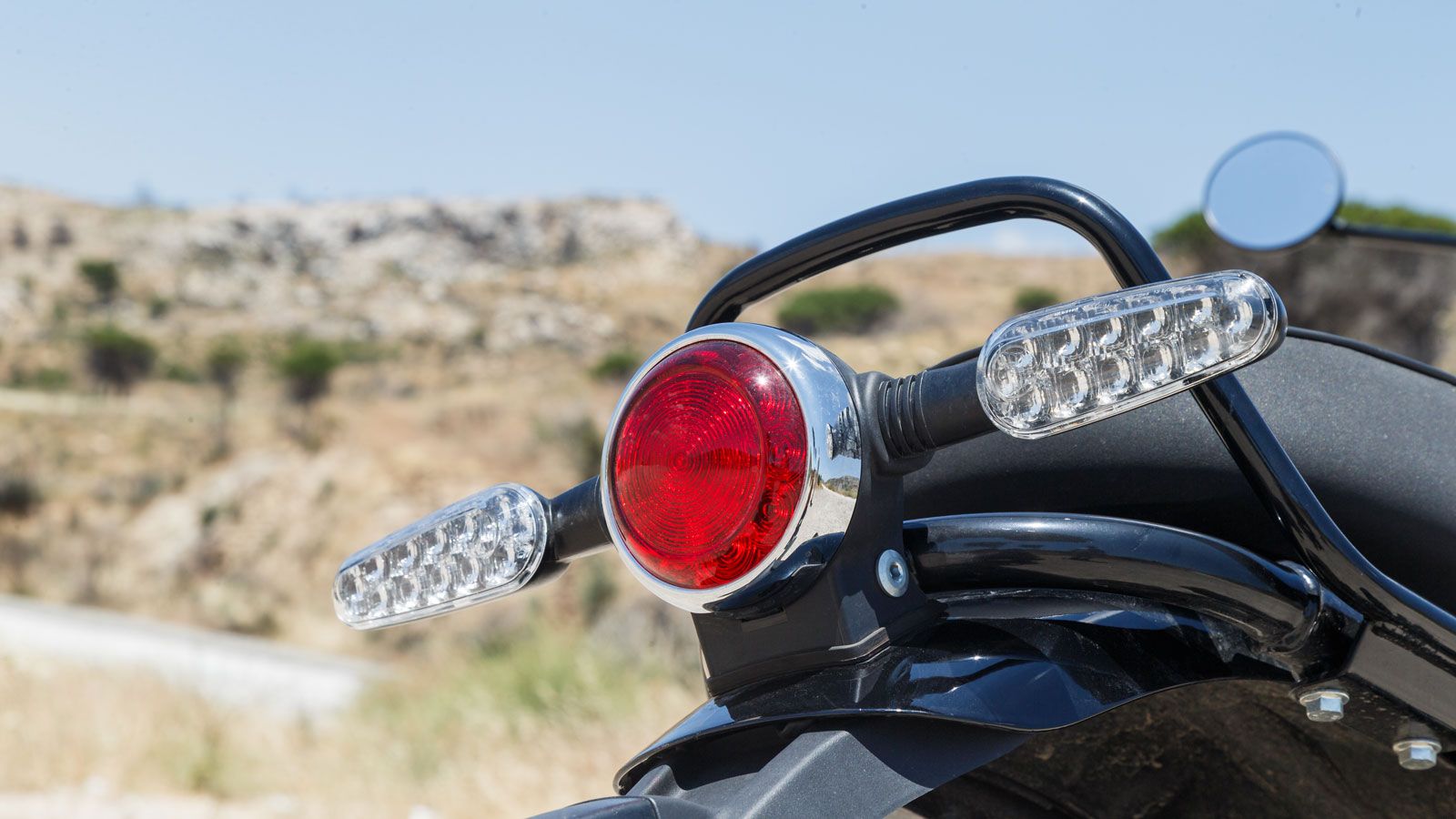 Είναι μοτοσυκλέτα που δεν κατασκευάστηκε μόνο για να οδηγείται, αλλά για να κοιτάζεται και να θυμίζει ότι η σχέση με το κάθε δίτροχο δεν είναι μόνο μη