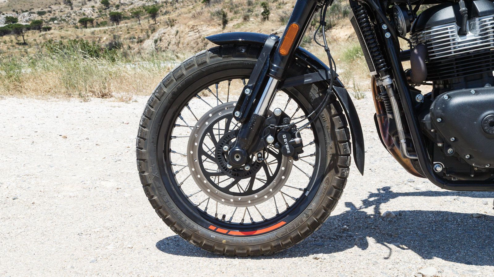 Στη δύσκολη στιγμή αρωγός στέκεται το σύστημα πέδησης που ακινητοποιεί με πολύ καλές επιδόσεις το σύνολο, προσφέροντας την ίδια στιγμή και πολύ καλό ε