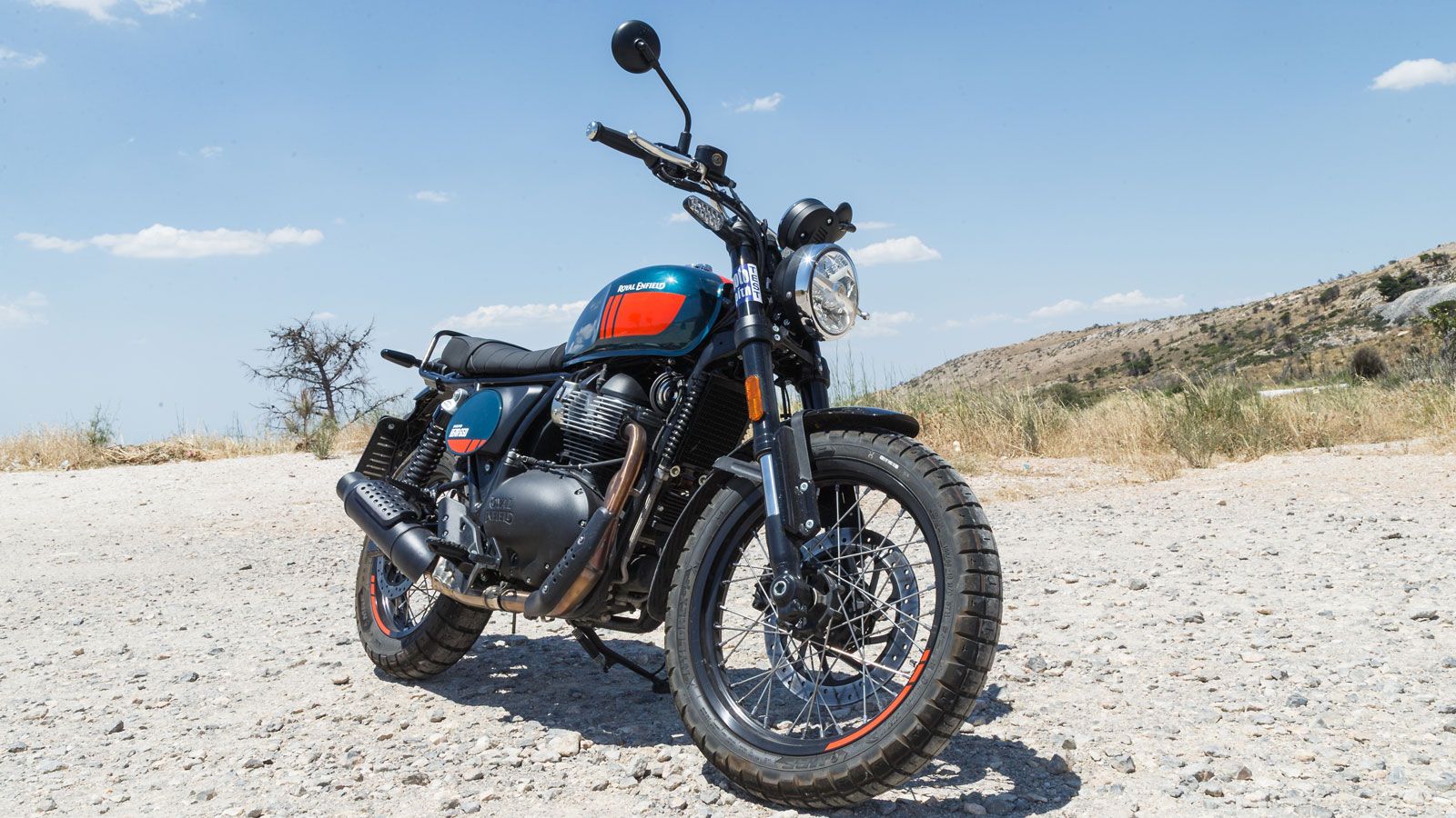 Δεν υπόσχεται επιδόσεις, δεν επιβάλλεται με όγκο ή τεχνολογία, αλλά πείθει με την ισορροπία της. Είναι ειλικρινής και σχεδιασμένη με σεβασμό στην παρά