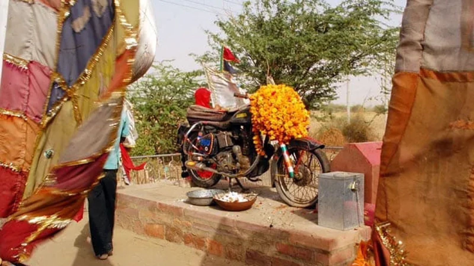 H Royal Enfield Bullet που κάθε βράδυ γυρνούσε στον τόπο του ατυχήματος