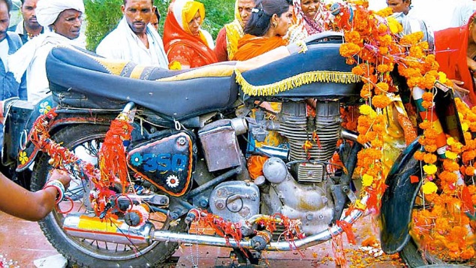 H Royal Enfield Bullet που κάθε βράδυ γυρνούσε στον τόπο του ατυχήματος